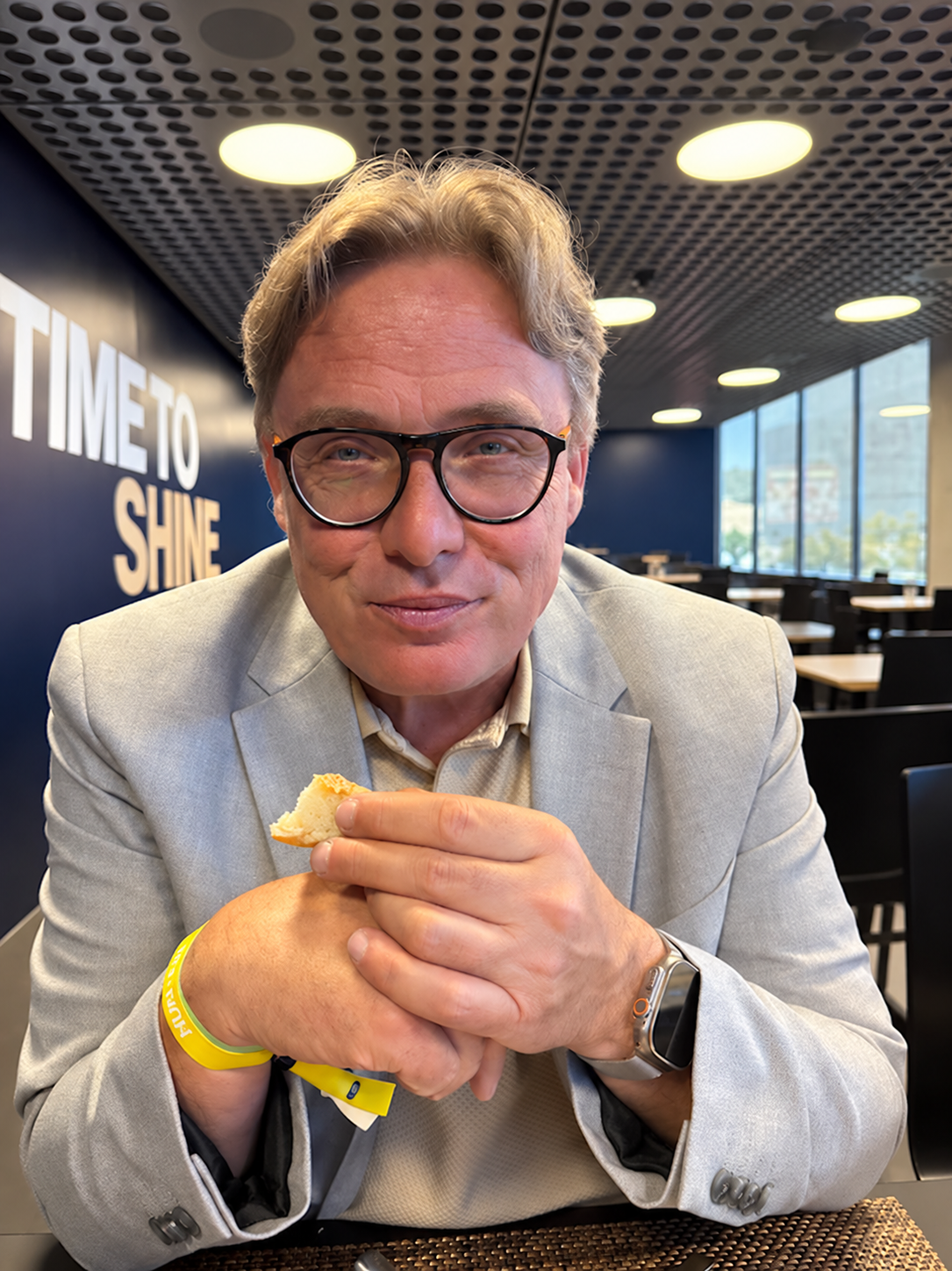Sven Wildberger geniesst einen Happen; hinter ihm steht «Time to Shine» an der Wand